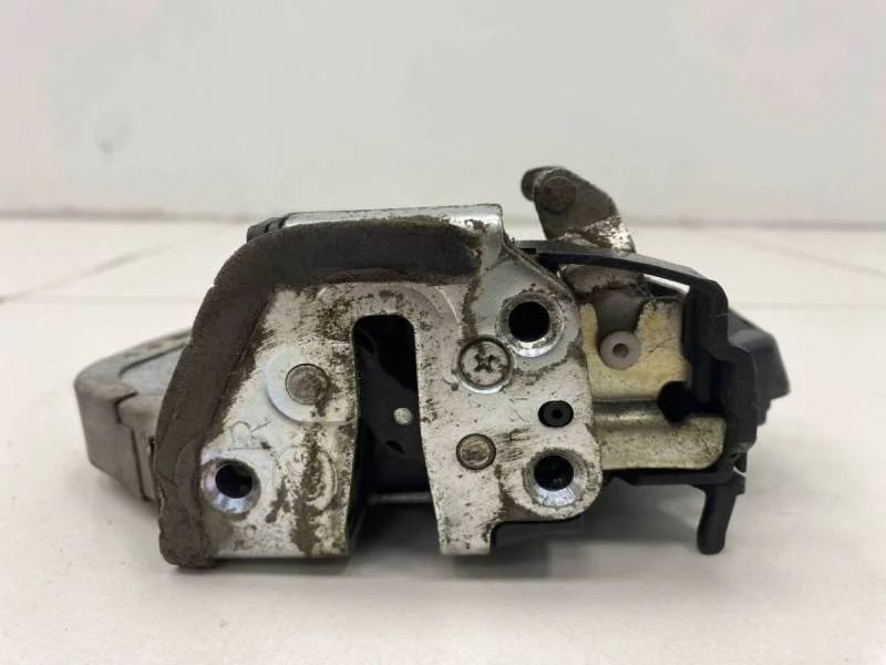 Замок двери задней правой Toyota Land Cruiser (J200) 2007-2015