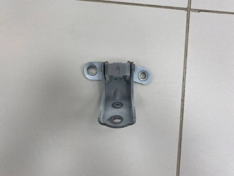 Петля двери передней правой верхняя Hyundai Solaris 2010-2017