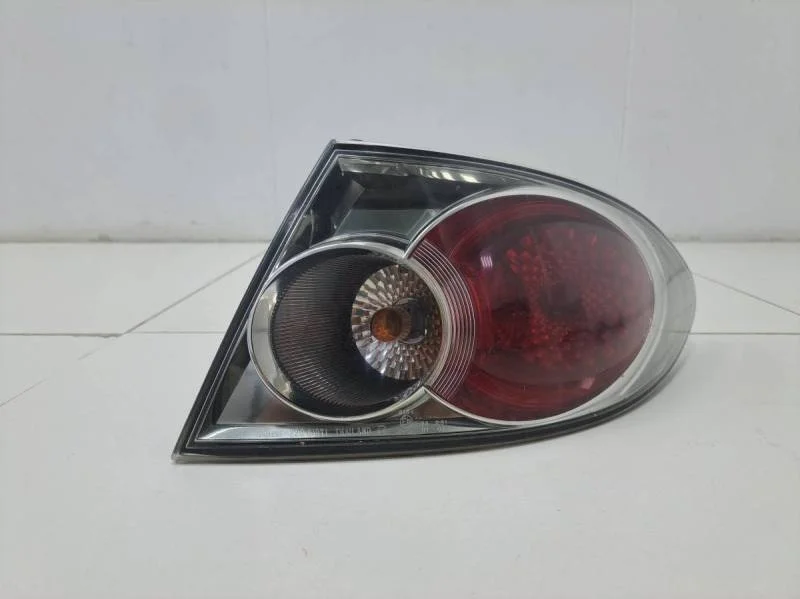 Фонарь задний наружный правый Mazda Atenza (GG) 2002-2007