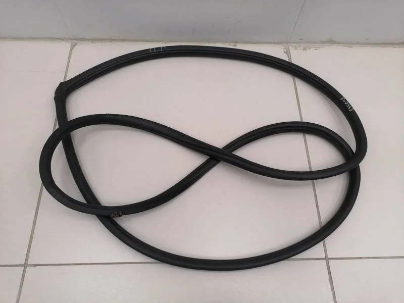 Уплотнитель проема двери передней правой Nissan Tiida (C11) 2007-2014