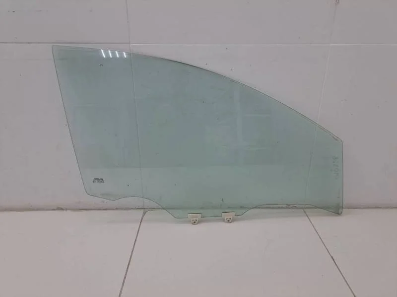 Стекло двери передней правой Nissan Tiida (C11) 2007-2014
