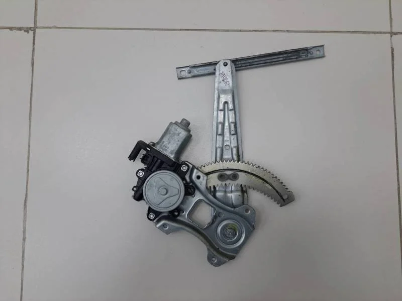 Стеклоподъемник электр. задний левый Nissan Tiida (C11) 2007-2014