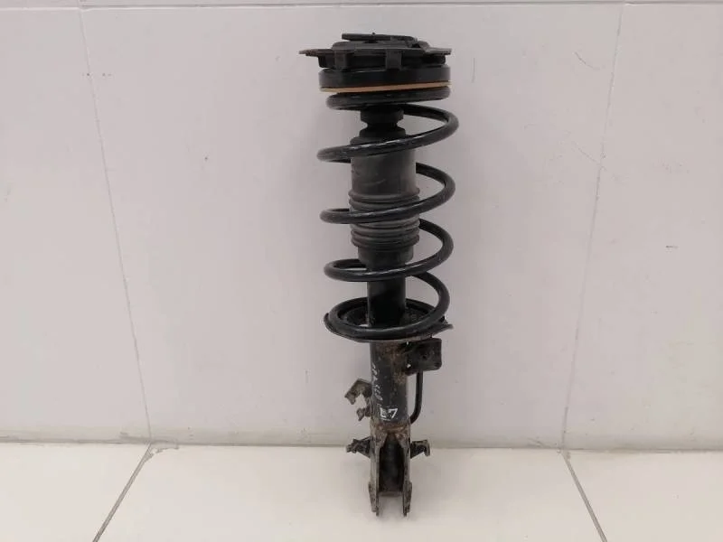 Амортизатор передний левый Nissan Tiida (C11) 2007-2014