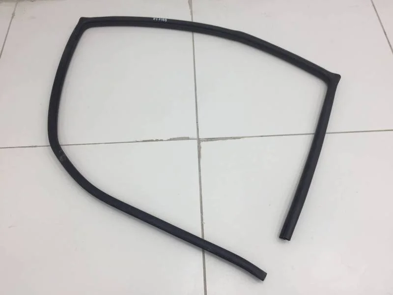 Уплотнитель проема двери задней правой Mitsubishi Pajero/Montero Sport (KH) 2008-2015