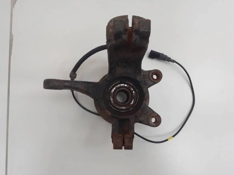 Кулак поворотный передний левый Mazda Demio (DY) 2002-2007