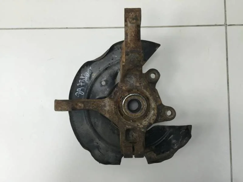 Кулак поворотный передний левый Renault Sandero 2009-2014