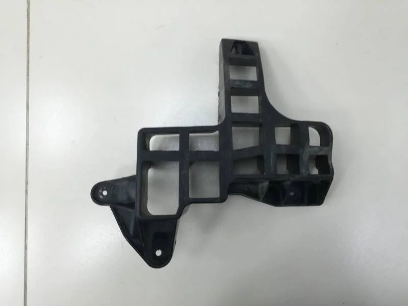 Направляющая заднего бампера левая Renault Sandero 2009-2014