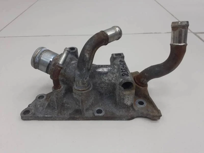 Фланец двигателя системы охлаждения Nissan Tiida (C11) 2007-2014