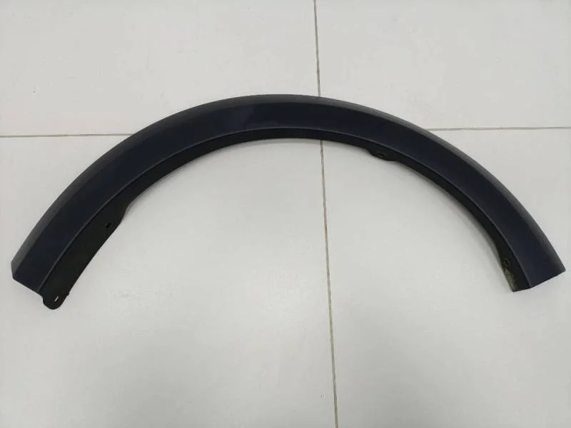 Накладка переднего крыла правого Renault Sandero 2009-2014