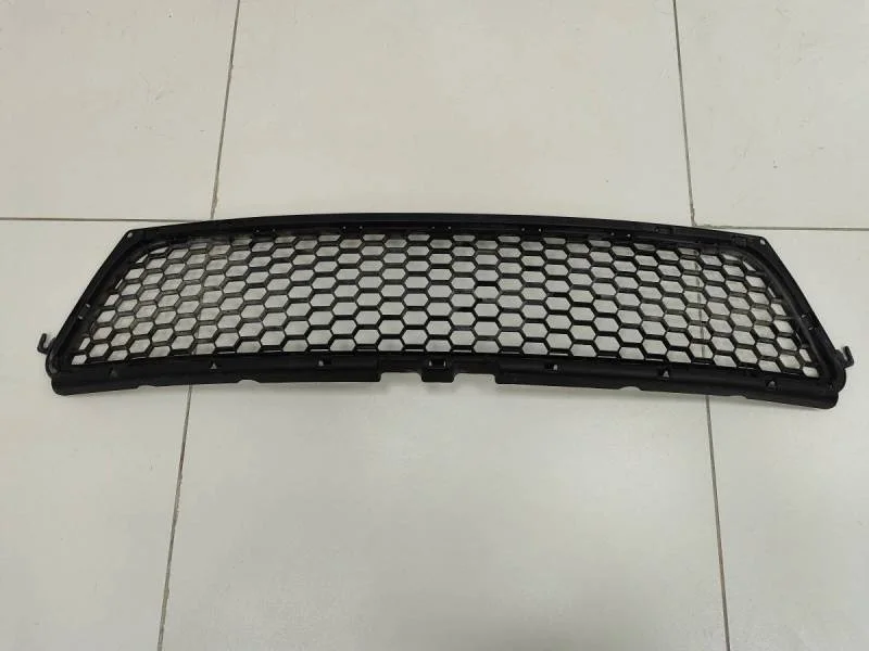 Решетка в бампер центральная Renault Sandero 2009-2014