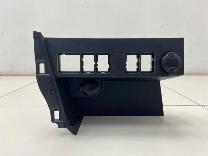 Накладка (кузов внутри) Toyota Rav 4 (A40) 2013>