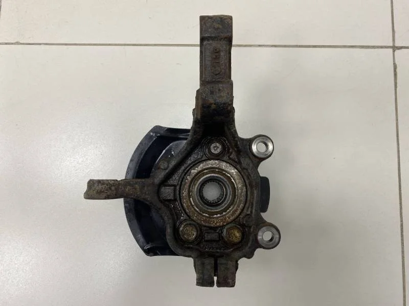 Кулак поворотный передний левый Nissan Tiida (C11) 2007-2014