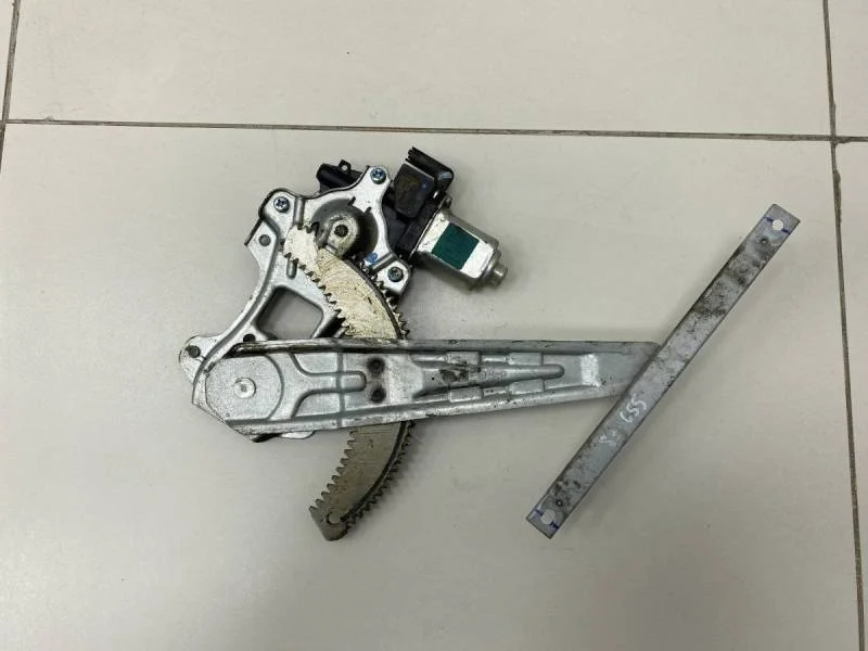 Стеклоподъемник электр. задний правый Nissan Tiida (C11) 2007-2014