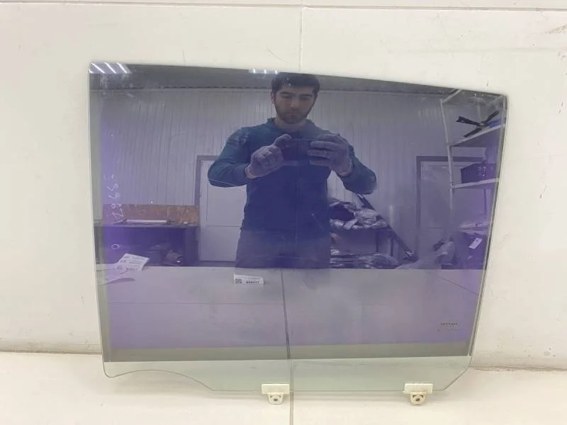 Стекло двери задней левой Nissan Tiida (C11) 2007-2014