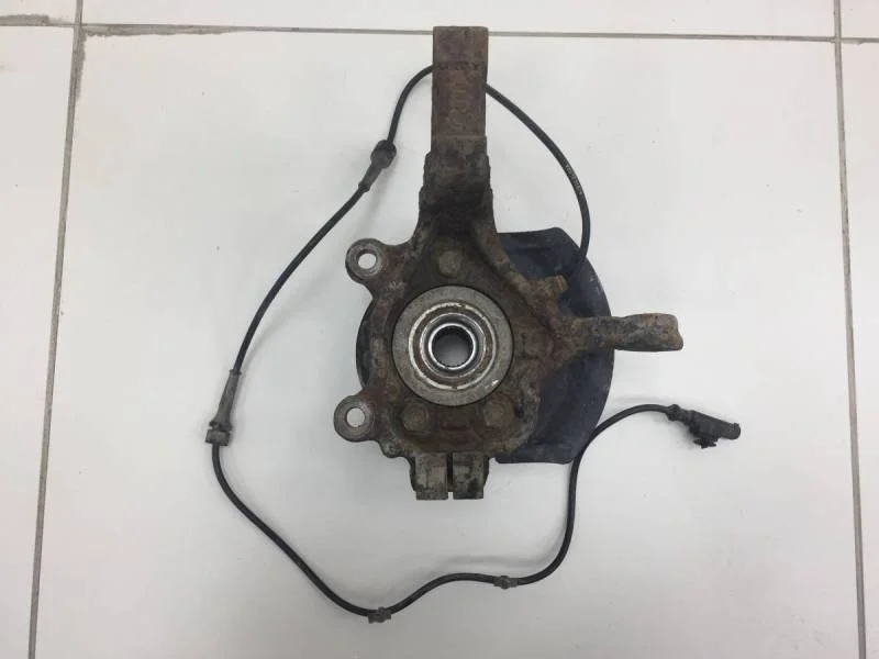 Кулак поворотный передний правый Nissan Tiida (C11) 2007-2014