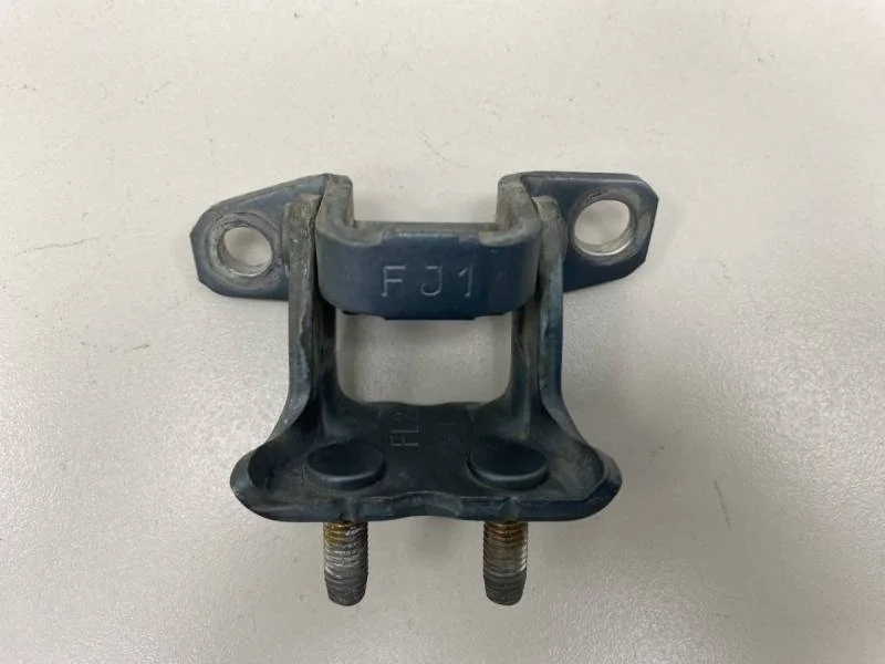 Петля двери задней левой верхняя Mitsubishi L200 (KB) 2006-2016