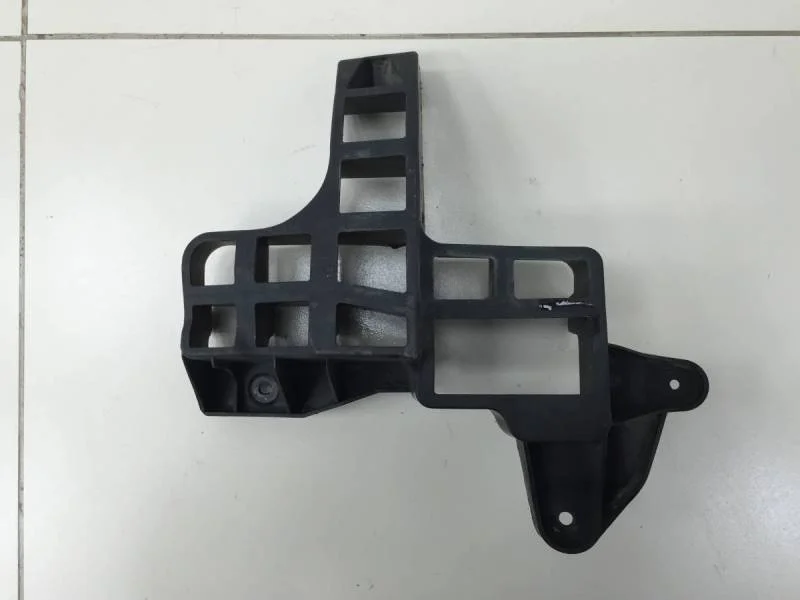 Направляющая заднего бампера правая Renault Sandero 2009-2014