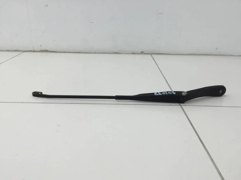 Поводок стеклоочистителя передний правый Renault Sandero 2009-2014