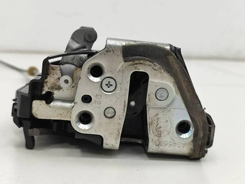 Замок двери задней левой Toyota Corolla E150 2006-2013