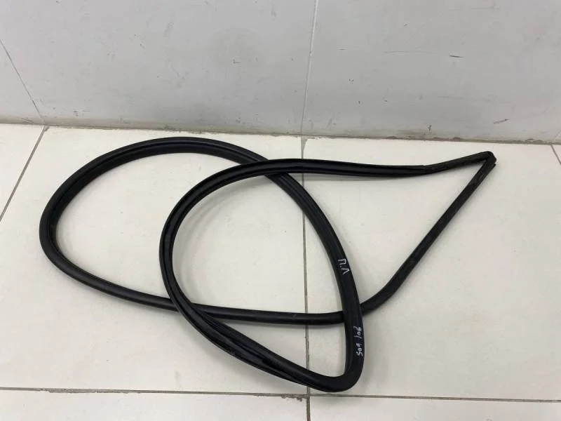 Уплотнитель проема двери передней левой Toyota Camry (V50) 2011-2017