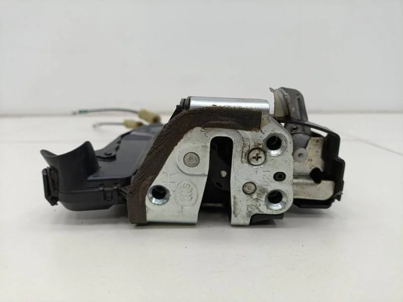 Замок двери передней правой Toyota Corolla E150 2006-2013