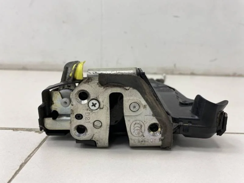 Замок двери передней левой Toyota Camry (V50) 2011-2017