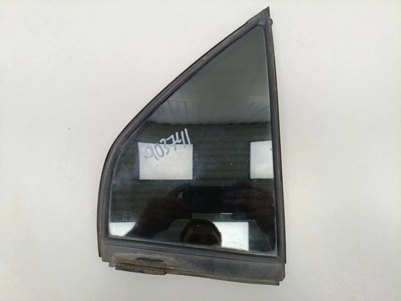 Стекло двери задней правой (форточка) Mitsubishi Lancer 9  (CS/Classic) 2000-2011