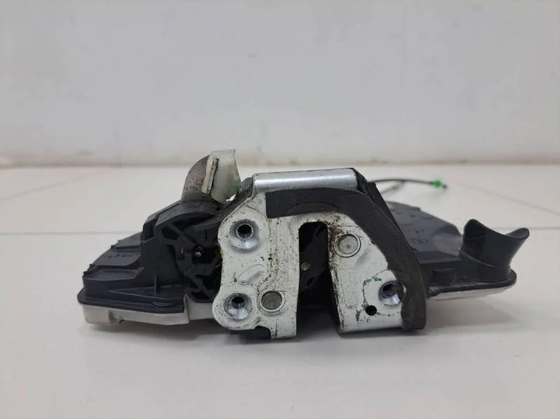 Замок двери передней левой Toyota Corolla E180 2013>