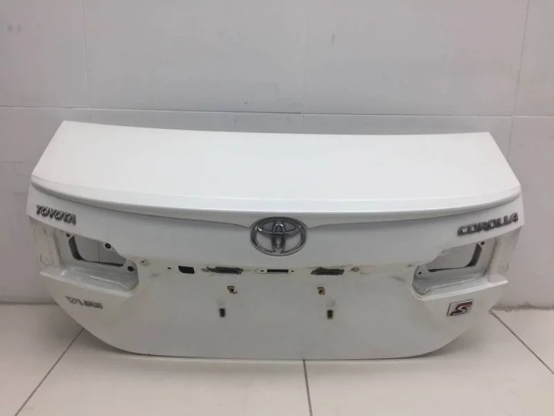 Крышка багажника Toyota Corolla E180 2013>