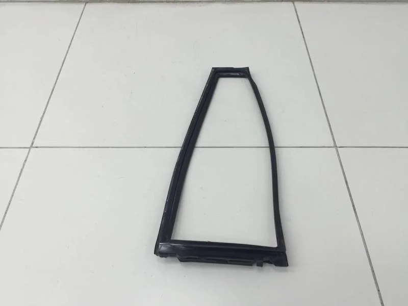 Уплотнитель стекла двери Toyota Land Cruiser Prado (J150) 2009>