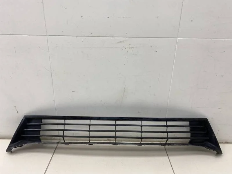 Решетка в бампер центральная Toyota Corolla E180 2013>