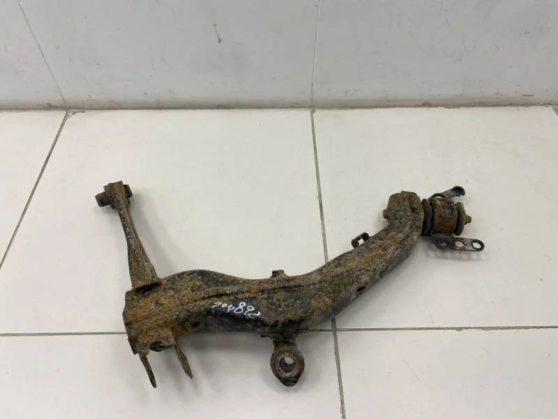 Рычаг задний нижний левый Toyota Avensis (T250) 2003-2009