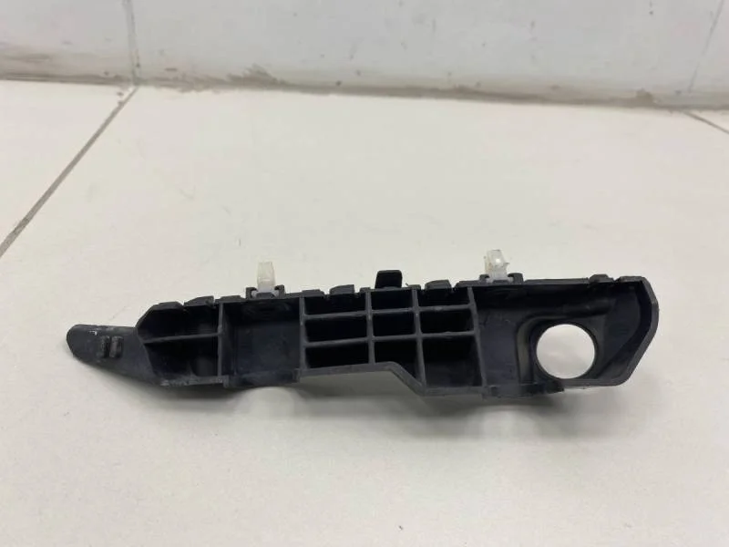 Кронштейн переднего бампера правый Kia Ceed (JD) 2012-2018