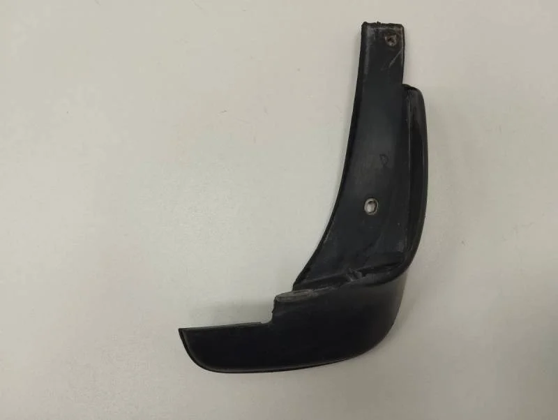 Брызговик передний правый Toyota Corolla E120 2001-2007