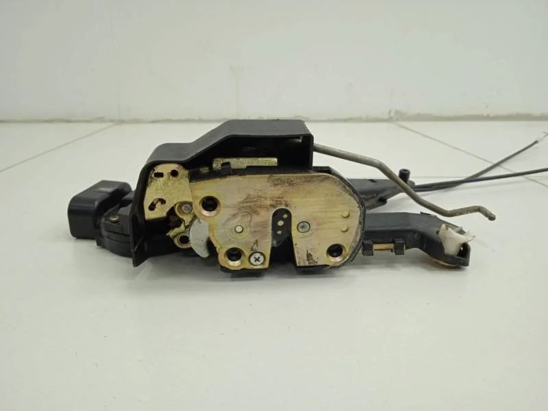 Замок двери передней левой Toyota Corolla E120 2001-2007