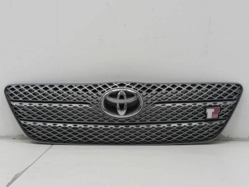 Решетка радиатора Toyota Corolla E120 2001-2007