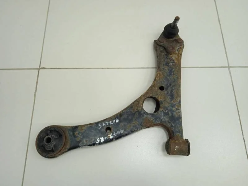 Рычаг передний левый Toyota Corolla E120 2001-2007