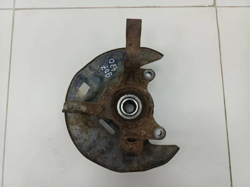 Кулак поворотный передний левый Toyota Corolla E120 2001-2007