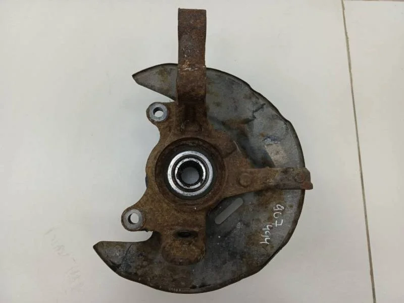 Кулак поворотный передний правый Toyota Corolla E120 2001-2007