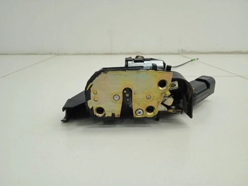 Замок двери задней правой Toyota Corolla E120 2001-2007