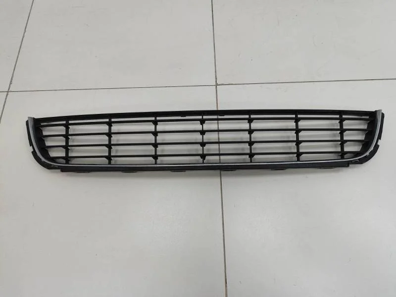 Решетка в бампер центральная Volkswagen Golf 6 (5K) 2009-2013