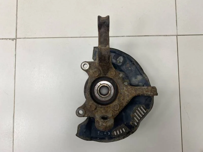 Кулак поворотный передний правый Toyota Corolla E150 2006-2013