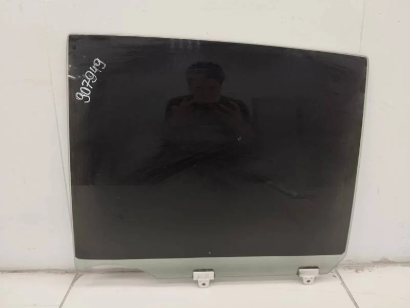 Стекло двери задней левой Nissan Tiida (C11) 2007-2014