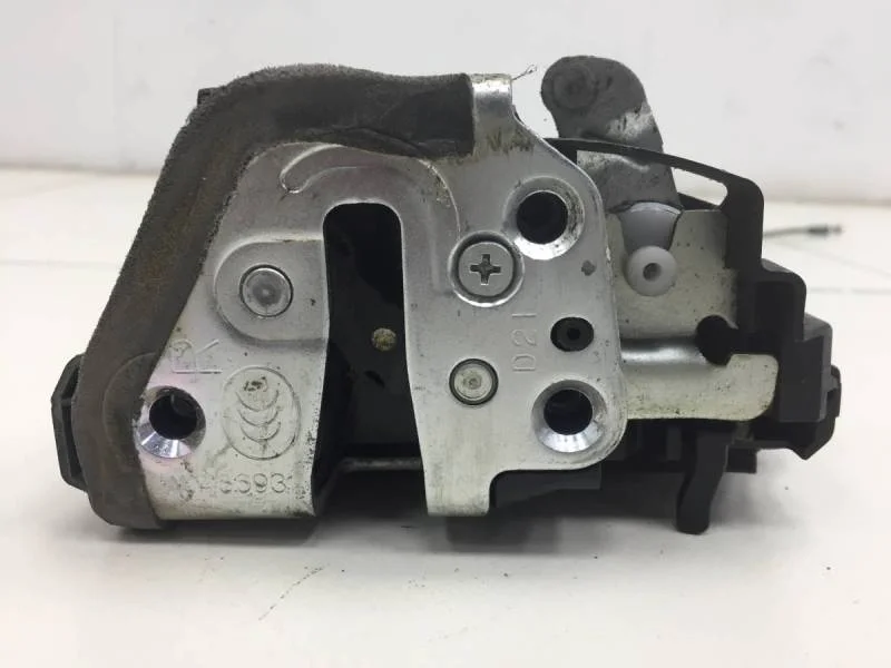 Замок двери задней правой Toyota Corolla E150 2006-2013