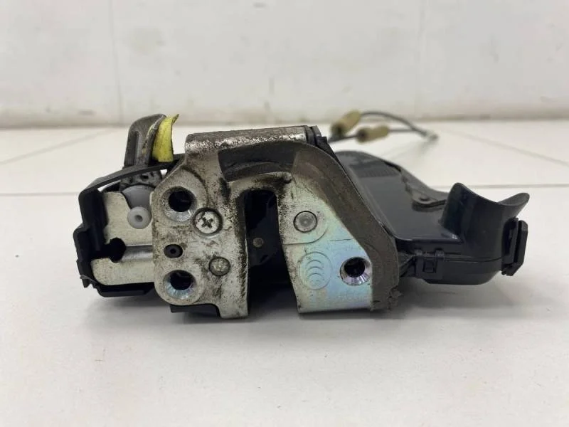 Замок двери передней левой Toyota Corolla E150 2006-2013