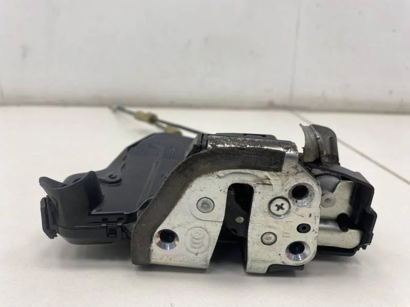 Замок двери передней правой Toyota Corolla E150 2006-2013