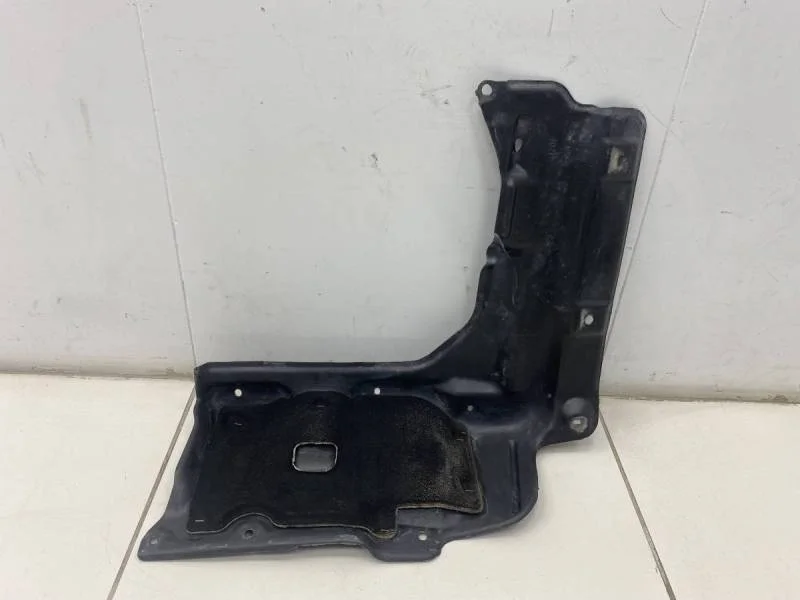 Пыльник двигателя нижний правый Toyota Corolla E150 2006-2013