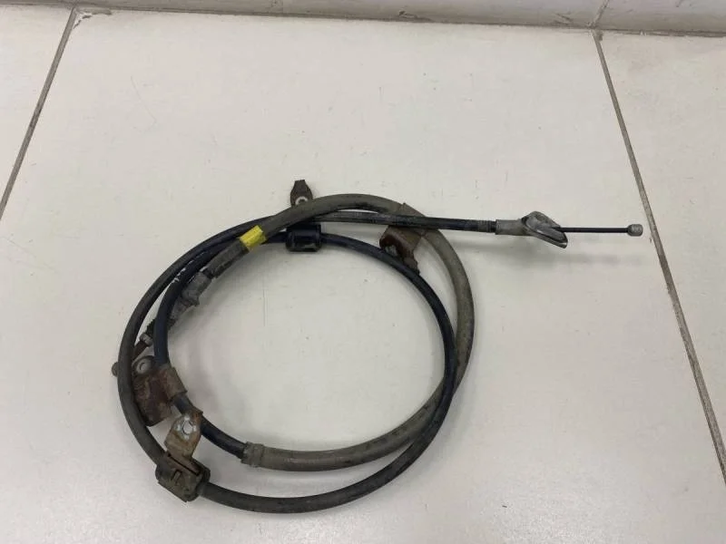 Трос стояночного тормоза правый Toyota Corolla E150 2006-2013