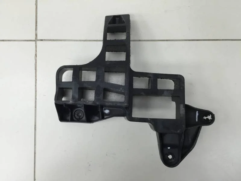 Направляющая заднего бампера правая Renault Sandero 2009-2014