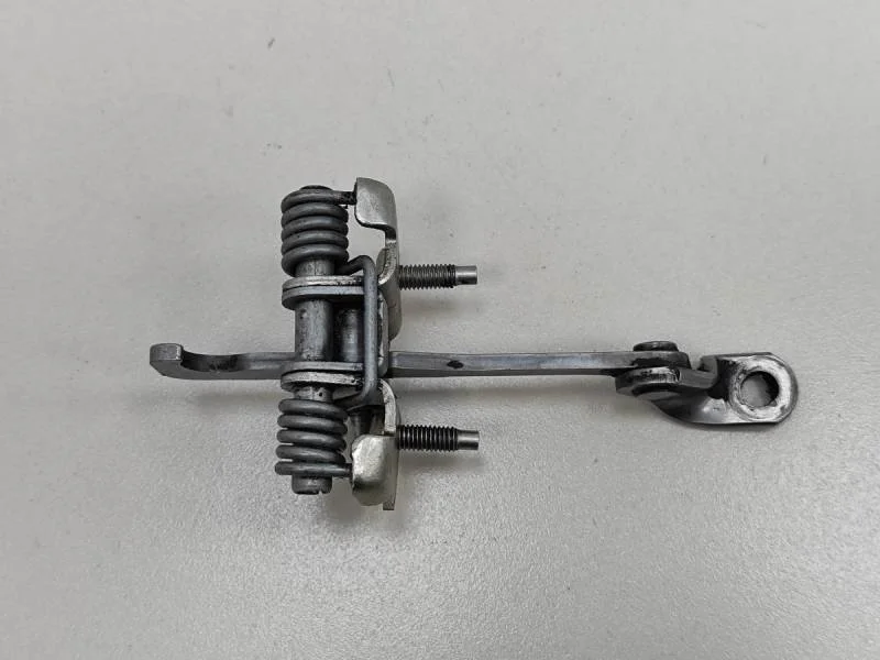 Ограничитель двери Renault Sandero 2009-2014